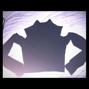 Cut out shoulders crop top