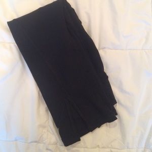 black ivivva cropped leggings with slits on calf