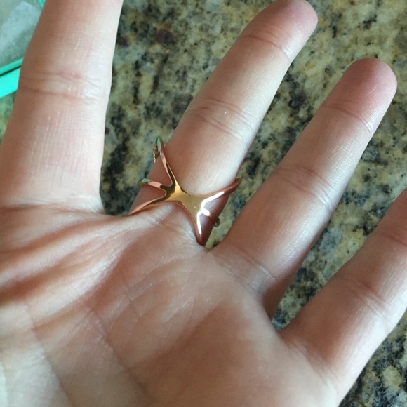 18K Gold plated criss cross ring with Chrystals - Picture 3 of 3