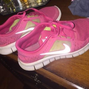 5.5 FITS FROM 5-7 NIKE tennis shoes