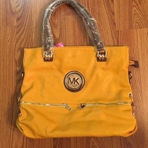 Michael Kors tote back