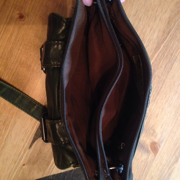 Fun green purse! 💚 - Picture 3 of 4