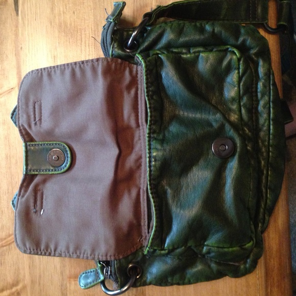 Fun green purse! 💚 - Picture 2 of 4