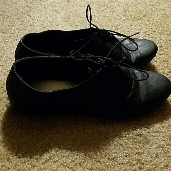 Black sneaker - Picture 1 of 2