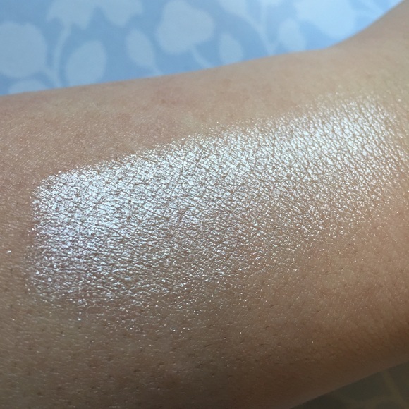 Pearl Pressed Shimmer Highlighter - Picture 2 of 3