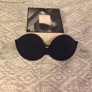VICTORIA'S SECRET STRAPLESS/BACKLESS BRA