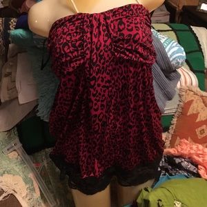 Black and red top gorgeous