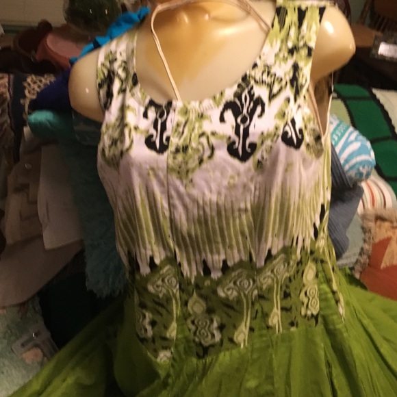 Green black and white lovely dress - Picture 2 of 3