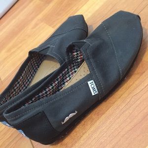 Dark gray/black mustache toms