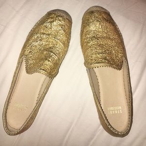 Stuart Weitzman gold metallic slide on shoes