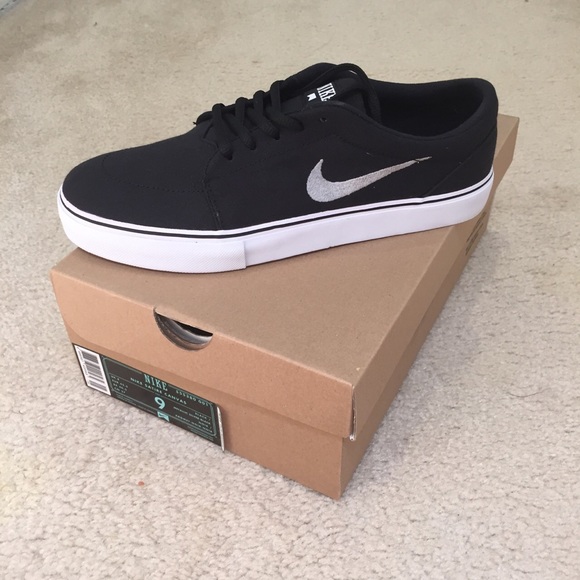 Nike Satire Canvas