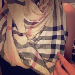 Scarf. Great condition.
