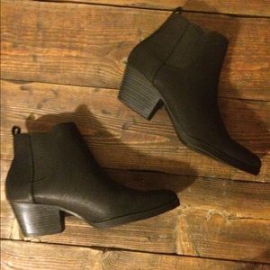 ✨NWOT black chelsea boots✨