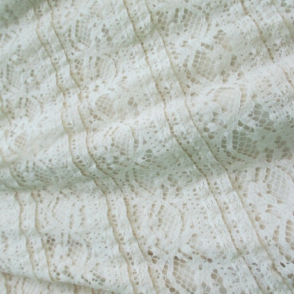 Lace dress - Picture 3 of 3