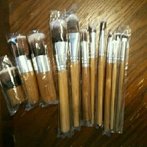 12 pc wood handle make up brushes