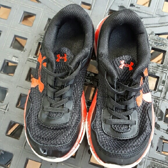 Under Armour 1.5Y tennis shoes - Picture 2 of 2
