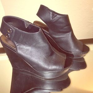 Steve Madden black wedges