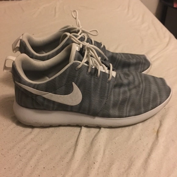 Women's Nike roshe runs.