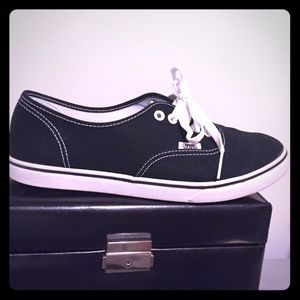 Vans Lo Pro Authentic Black/White Sneakers