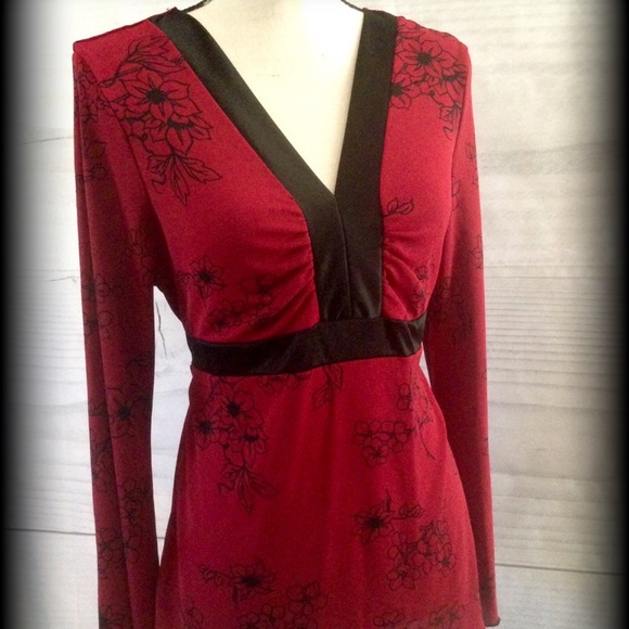 Tops - Cute black and red top