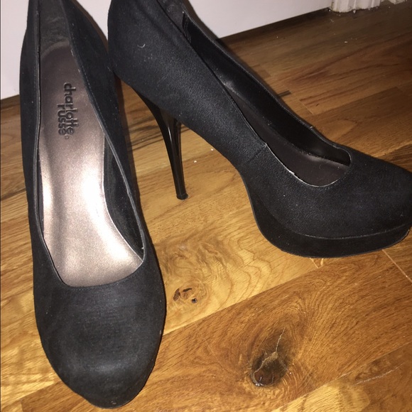 Black pumps