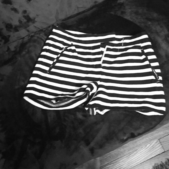 J crew size 00 navy/cream shorts.