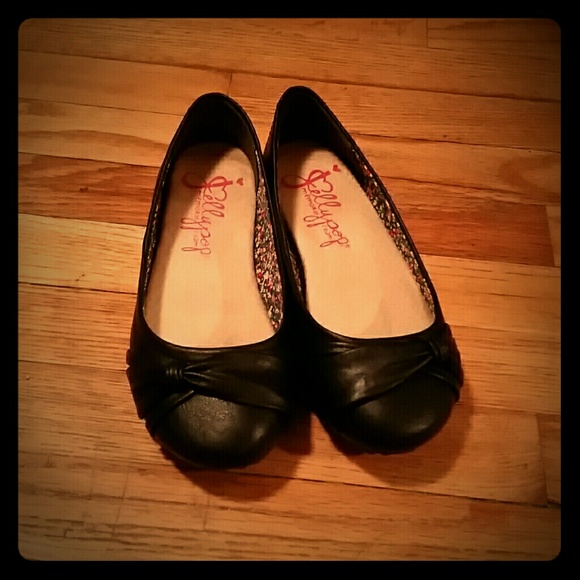 Black flat dress shoes