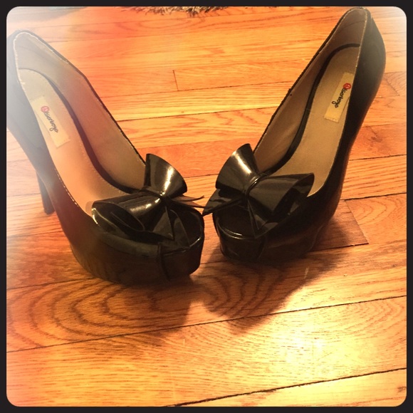 Size 6 black heels