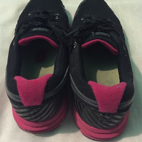 Nikes - Picture 3 of 4