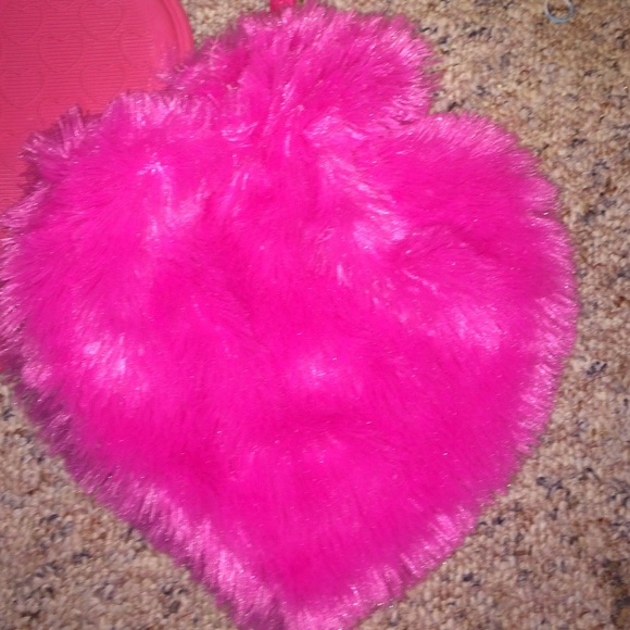 Heart shaped heating pad with fuzzy cover - Picture 3 of 3