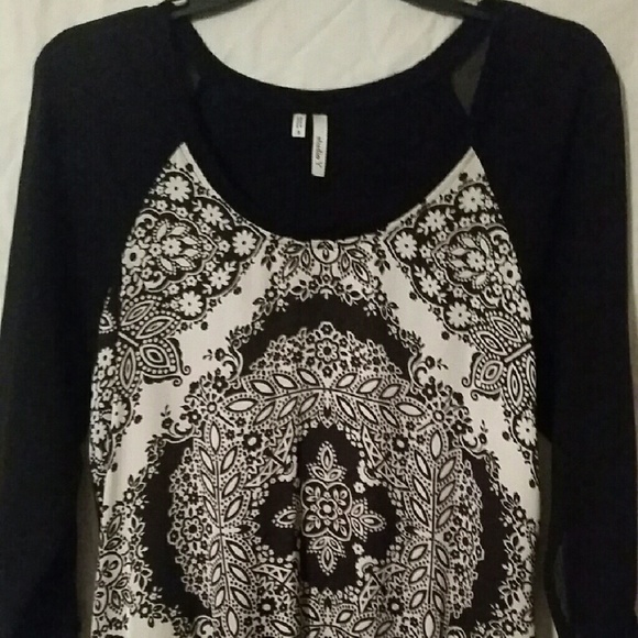 Three quarter sleeves black and white top