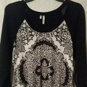 Three quarter sleeves black and white top