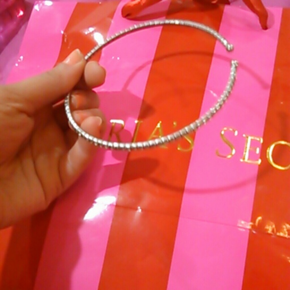 New silver choker With Diamonds