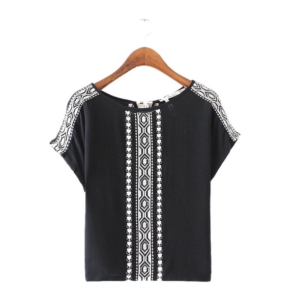 🎉HP🎉Heart embroidered top with tassel on back - Picture 1 of 3