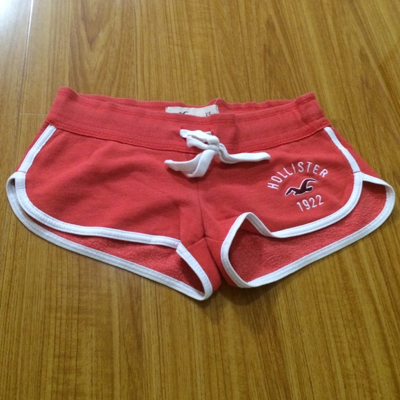Hollister - Curved Hem Shorts