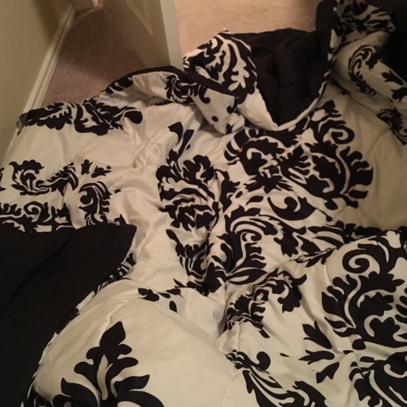 Black & white Queen bed set