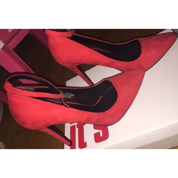 Red Pumps