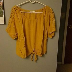 Cute top**CLOSET CLOSING**