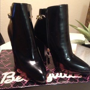 Betseyville by Betsy Johnson black booties size 6