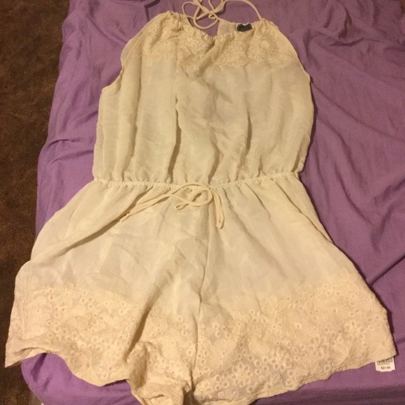 Beige romper never worn