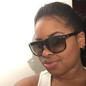 Meet your Posher, Nelida