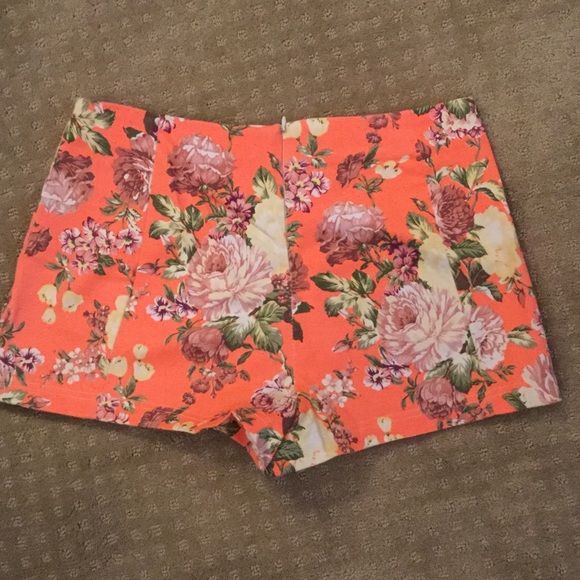 Floral shorts size large 11 inch long - Picture 2 of 2