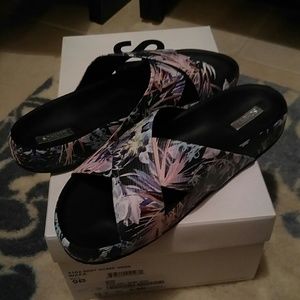 SCHUTZ WAFA Floral Print Slides