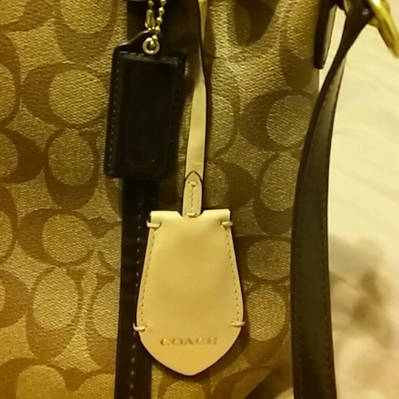 SOLD!!! Authentic Large Coach Peyton purse - Picture 2 of 4