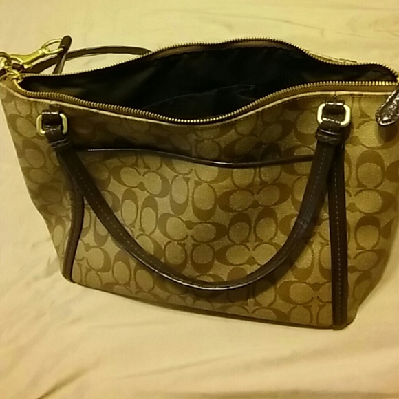 SOLD!!! Authentic Large Coach Peyton purse - Picture 4 of 4