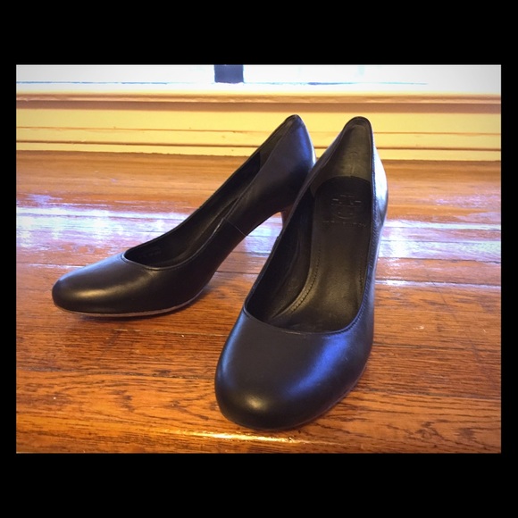 Tory Burch Black pumps logo on heel!! sz6