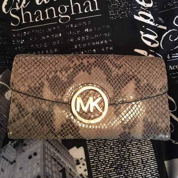Michael Kors Handbags - MK Fulton wallet hardly used