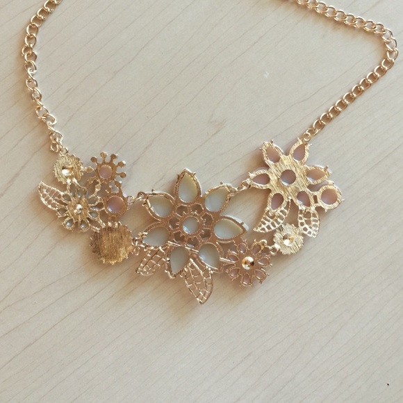 Beautiful necklace - Picture 2 of 3