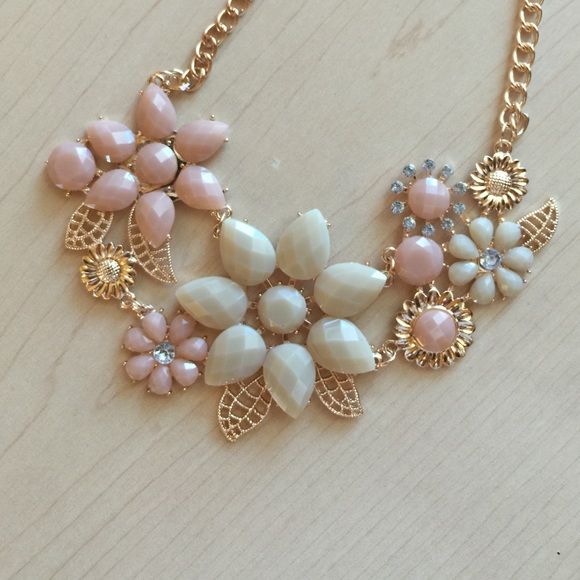 Beautiful necklace - Picture 3 of 3