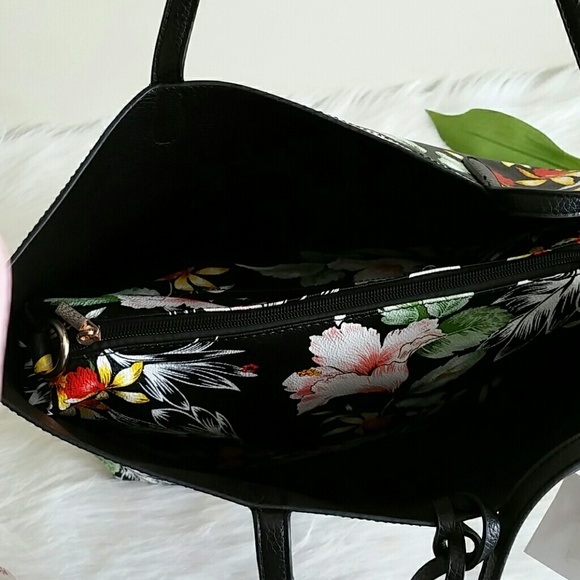 BEAUTIFUL NEW REVERSIBLE BAG IN BAG TOTES - Picture 2 of 4